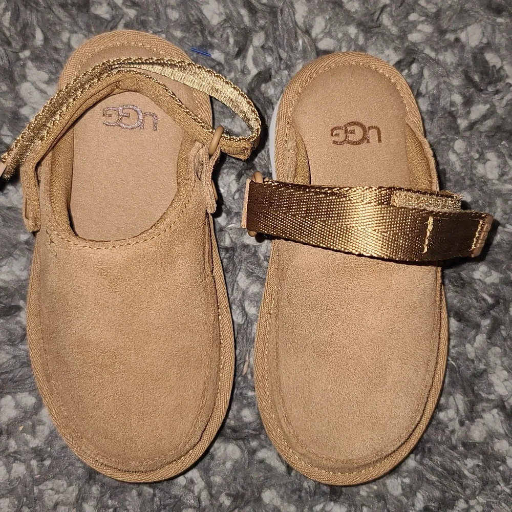 UGG Goldenstar Clog (Little Kid) size 9 NWOT - Picture 1 of 4
